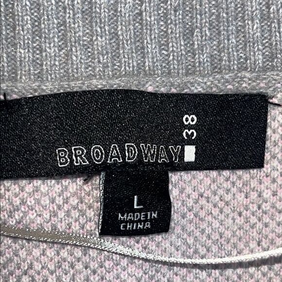 Broadway-Gray Sweater with Pink Heart Design - Picture 5 of 6